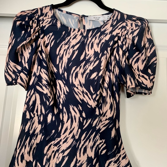 SALE💞NWT TAILORED GORGEOUS ALI & JAY BLOUSE. STRATEGIC DARTS FOR A PERFECT FIT. - Picture 4 of 11